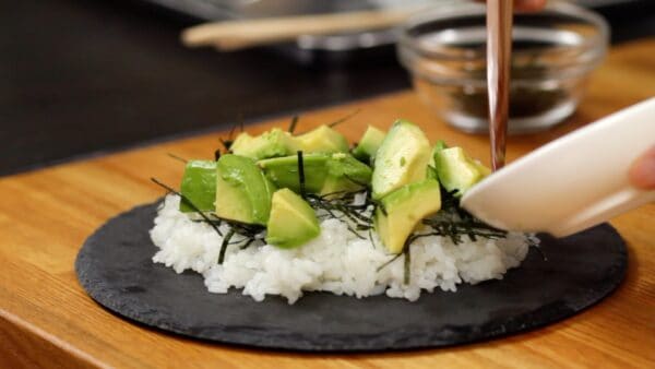 您也可以尝试在米饭和鳄梨之间添加沙拉蔬菜或生菜，以使戳碗有更多蔬菜。