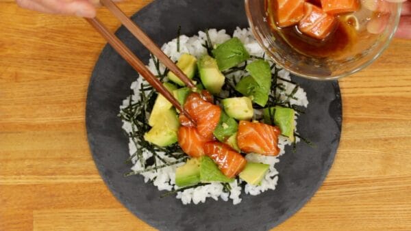 Placez le saumon mariné entre les morceaux d'avocat.