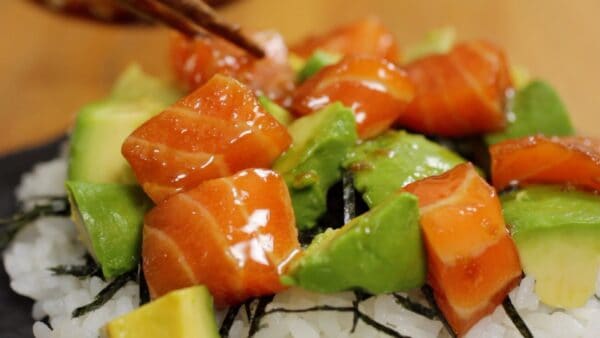The olive oil seems to prevent the salmon from absorbing too much soy sauce even if the marinating time is a little longer, so the salmon does not become too salty.