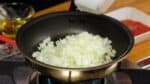Ajoutez ensuite 1 cuillère à soupe d'huile d'olive. Ajoutez l'oignon haché. C'est plein d'oignons, n'est-ce pas ?
