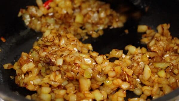When it begins to grow fragrant, move the pan to a normal position and combine with the onion.