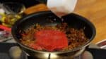 Placez la tomate cuite en boite au centre. Ensuite, augmentez le feu à vif. Nous avons coupé les tomates entières cuites en boites avec des ciseaux de cuisine, les avons divisées en portions de 100 g (3,5 oz) et les avons conservées au congélateur. Nous utilisons une portion, 100 g de tomates surgelées.