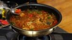 Faites cuire 2 à 3 minutes et goûtez le curry. Même ceux qui n'aiment pas le maquereau ne goûteront aucune saveur de poisson à cause de la poudre de curry. S'il est trop léger, ajustez le goût avec du sel et du poivre.
