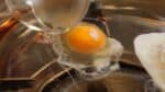 La quantité d'eau dans la casserole doit être juste suffisante pour couvrir les œufs. Cette casserole contient environ 750 ml (3,17 tasses) d'eau chaude.
