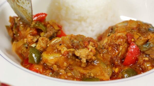 Let's serve the curry. Arrange the mackerel curry around the hot steamed rice. Green bell peppers and red bell peppers are nutritious and colorful and look delicious so we recommend using them.