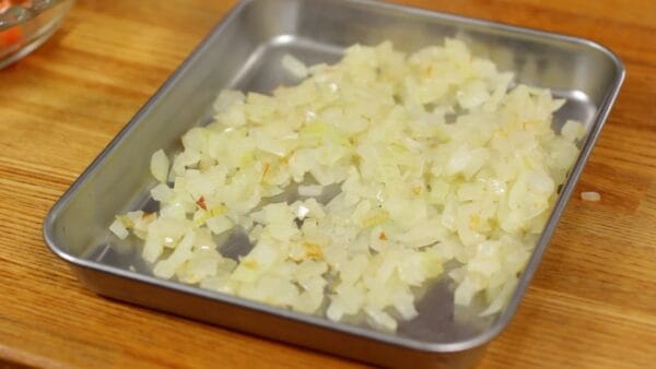 Spread the onion in the tray and refrigerate it until thoroughly chilled.