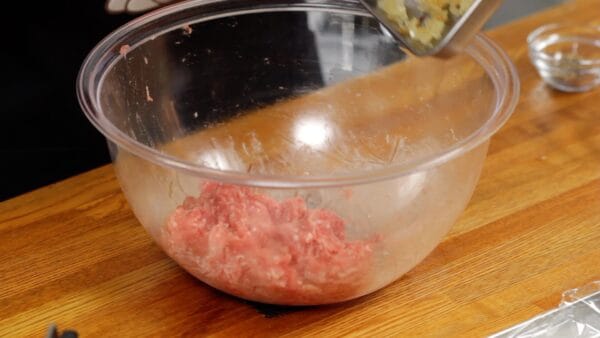 When the mixture has reached this state, gather the meat to one side.