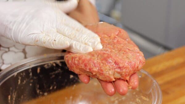 Make the surface smooth, slightly dent the center, and place the patty onto a tray lined with plastic wrap.