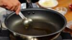 Laten we de burgers bakken. Voeg een halve eetlepel olijfolie toe aan een pan en verhit het op een gemiddeld vuur. Verspreid de olie goed door de pan. 