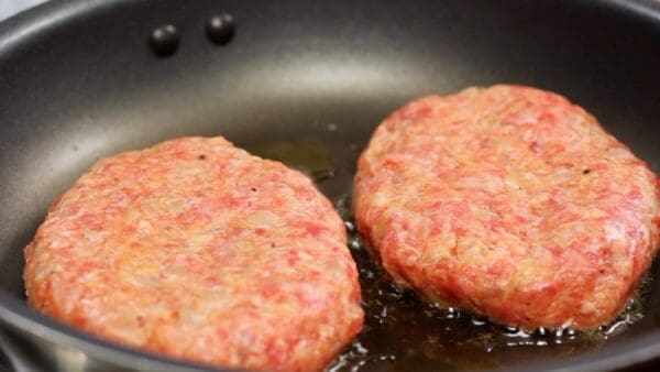 Hold each patty in your hand and gently place it onto the pan. For the patties, ground meat with a moderate amount of fat is more tender and tasty than the one with a lot of lean meat.
