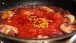 トマトケチャップを加えます。ケチャップにはいろんな材料が使われており味に奥行きが出ます。固形スープの素は崩して入れます。