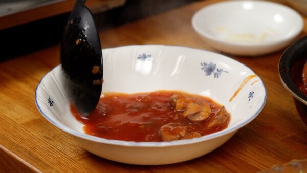 Let's arrange the Stewed Hamburg Steak. Ladle a generous amount of the sauce along with the mushrooms into a soup dish.