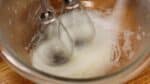卵白がほぐれ目の粗い泡ができたら、砂糖を1/3量加えます。