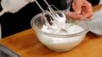 Een meringue met stijve pieken moet niet vallen, ook niet als je de mixer schudt. 