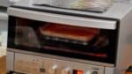 Als je een grote oven gebruikt, verwarm de oven eerst voor. Ook hangt de baktijd af van het type oven, dus pas dit aan afhankelijk van het soort oven dat je gebruikt.