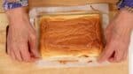 ケーキが冷めたら側面の紙を剥がします。しっとりふわふわに焼けていておいしそうです。