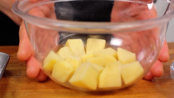 Cut the potato into 1 to 1.5 cm (0.4"~0.6") cubes and place it in a bowl.