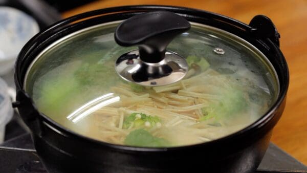 Heat slowly so that the thick niboshi broth and the umami flavor of the mushrooms soak into the ingredients.