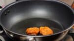 ¡Vamos a hacer karaage de pollo! Calienta 3mm (0.12") de aceite vegetal en una sartén a fuego medio. uando el aceite esté caliente y se haga menos viscoso, añade la carne, empezando por los trozos más grandes.