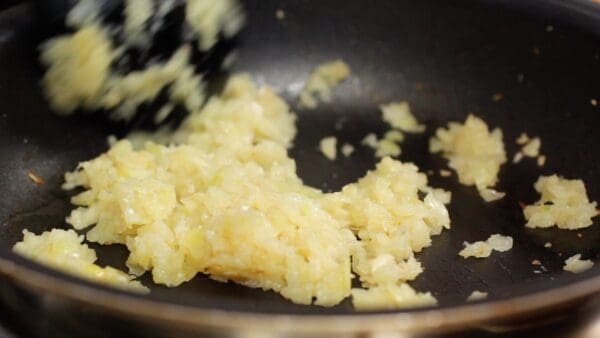 When the onion is translucent, continue to stir-fry until the excess moisture has evaporated.