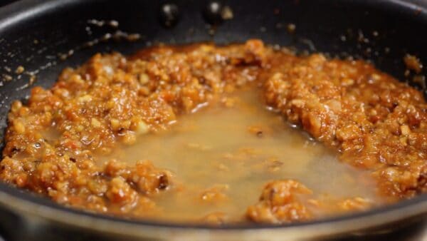 Quand le miso est bien mélangé, ajoutez le bouillon de poulet ou l'eau et augmentez le feu.
