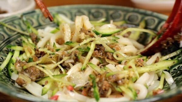 La caractéristique des Morioka Jajamen est que vous pouvez les savourer tout en créant votre propre saveur préférée. Vous pouvez ajouter plus de viande au miso, d'oignons verts, du sel, du poivre, de l'huile pimentée Sichuan, et d'autres ingrédients. C'est libre et un plat intéressant à manger ! 