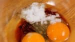 D'abord, assaisonnez l'omelette dashi tamago. Dans un bol, mélangez les œufs, la sauce soja usukuchi, et le sucre.