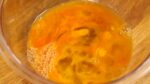 La sauce soja usukuchi, qui est plus claire, aide à conserver la couleur des œufs, mais vous pouvez la remplacer par de la sauce soja ordinaire. 