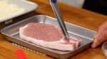 Draai het vlees om en herhaal het proces. Zorg er voor dat er een inkeping zit in alle taaie stukken. 
Deze filet is overigens 120 gram en heeft een dikte van 1.3 centimeter. 