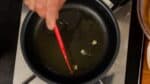Omdat aardappelzetmeel naar de bodem zinkt moet je het mengsel vlak voor je het in de pan giet nog even goed doorroeren. Controleer of de pan op temperatuur is door een heel klein beetje van het eiermengsel er in te druppelen. 