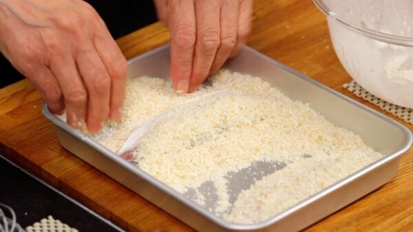 Repeat the same process for the other piece, removing any excess batter and making sure it is well coated with breadcrumbs.