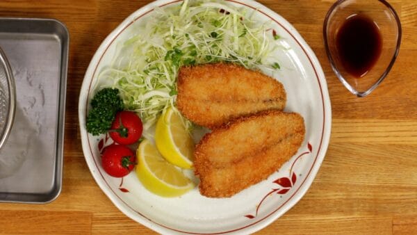 Since it is lightly salted, simply squeeze plenty of lemon juice over it and enjoy. Salt and lemon complement Aji Fry very well. You can also try a different flavor by adding Japanese Worcestershire sauce to your liking.