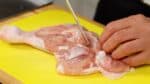 Ensuite, faites des incisions dans la viande le long des os, en séparant partiellement la viande et les os. Cela aidera à cuire le poulet uniformément.
