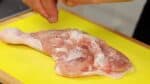 Pour assaisonner le poulet, calculez à l’avance la quantité de sel à 0,5 % du poids du poulet avec os. Appliquez environ les deux tiers de la quantité sur le côté viande. Frottez-le soigneusement dans la viande.