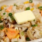 Recette de Takikomi Gohan (riz assaisonné) au saumon et champignons, fait au cuiseur à riz