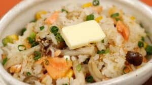 Lire la suite à propos de l’article Recette de Takikomi Gohan (riz assaisonné) au saumon et champignons, fait au cuiseur à riz