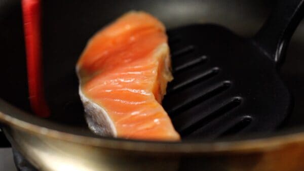 If you're using fresh, unsalted salmon, remove the skin and bones, lightly marinate it in Shiro-dashi, a light-colored seasoning, and then pan-fry it.