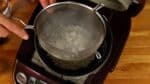 では鮭の炊き込みご飯を作ります。洗ったお米を炊飯器のお釜に入れます。
