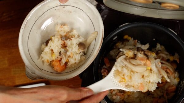 炊き込みご飯をよそいます。炊き込みご飯の場合は、柔らかいご飯よりちょっとおこげがついた固めのご飯の方が美味しいです。