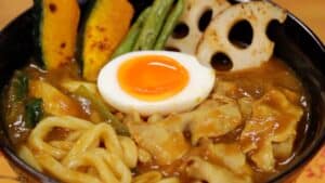 Lire la suite à propos de l’article Nouilles Udon au porc et au curry : Umami riche, recette facile chargée de légumes !