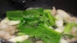When the vegetables are almost cooked through, add the leafy part of the komatsuna spinach. Once the komatsuna leaves become vibrant in color, turn off the heat.
