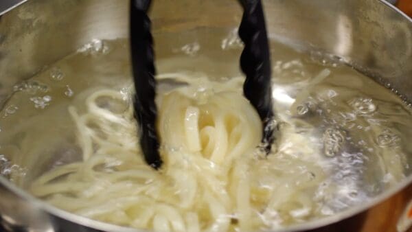 Lightly loosen the udon noodles. Bring it to a rolling boil.