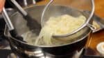 Faites bouillir les udon jusqu'à ce qu'elles soient légèrement plus tendres, car ça se marie bien avec le bouillon de curry.