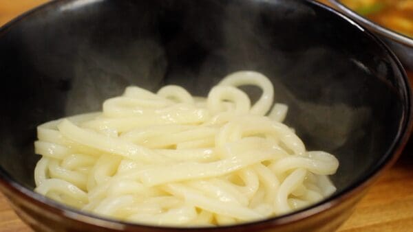 Remove the udon, drain the excess water, and place it into a bowl.