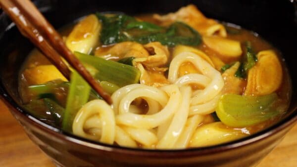 Pull out the udon noodles onto the surface to enhance its appearance.