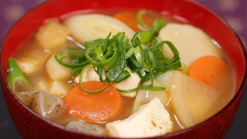 You are currently viewing Délice de légumes-racines : maîtriser la soupe Kenchin-jiru de la manière la plus simple !