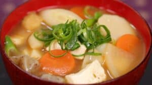 Lire la suite à propos de l’article Délice de légumes-racines : maîtriser la soupe Kenchin-jiru de la manière la plus simple !
