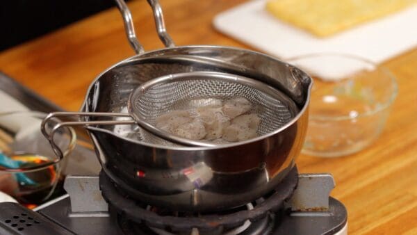 Tout d’abord, préparons le konjac. Déchirez le konjac en bouchées avec vos mains, placez-les dans une casserole d'eau et allumez le feu.