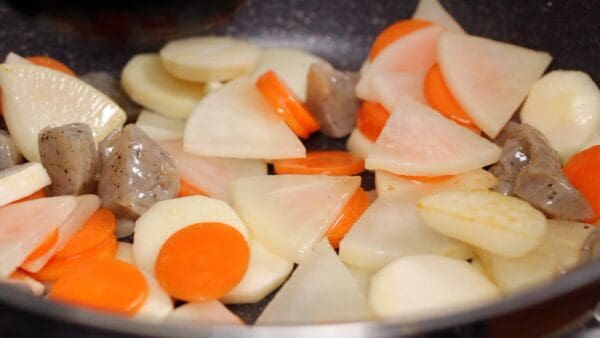 Les tranches de carottes doivent avoir une épaisseur de 2 mm (0,1") et le taro et le daikon doivent avoir une épaisseur de 5 mm (0,2"). Comme ils sont tranchés plus finement que d’habitude, ils cuisent rapidement et absorbent bien la saveur, ce qui les rend plus délicieux.