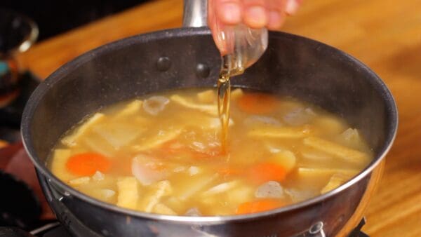 Ajoutez la sauce soja, le sel et le mirin.